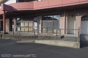 建物入口に常設されているスロープのようす。