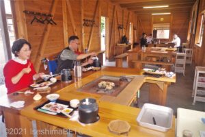 1つのテーブルには6名ほど座れる。
このテーブルがいくつか置かれていて、グループごとで食事ができるようになっている
