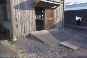 建物の前にスロープが設置されているようす。