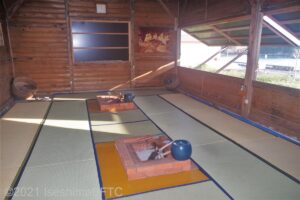 畳敷きの海女小屋にはテーブルがなく、畳の上に直に座る。
部屋の中央には囲炉裏が2つあり、そこで海女さんが食材を焼いてくれる。