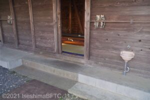 掘りごたつタイプの海女小屋の入口のようす。