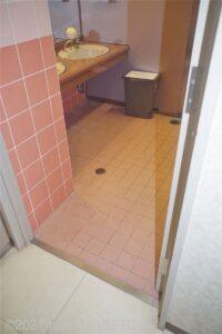 女子トイレの入口のようす。