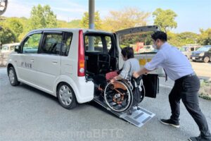 スタッフに押してもらい車いす対応送迎車に乗り込む車いすのお客さま
