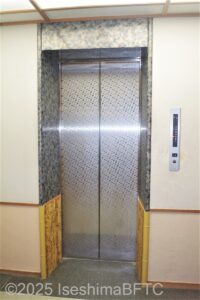 奥のエレベーター