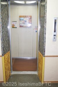 奥のエレベーター　扉が開いたところ