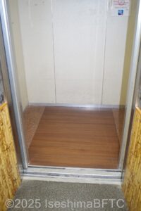 奥のエレベーター　内部