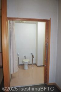 1階車いす対応トイレ入口