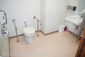 1階車いす対応トイレ内部