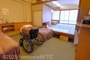 413号室　ベッドと小上がり