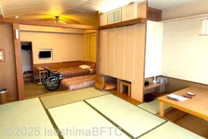 413号室　窓側から室内をみたところ