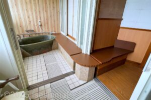 415号室　洗い場から浴槽を見たところ
