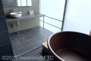 スイートルーム　浴槽側から洗面を見たところ
