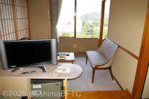 434号室　窓際に置かれたソファ