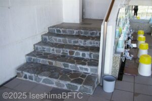 男性用大浴場　浴室入口の階段