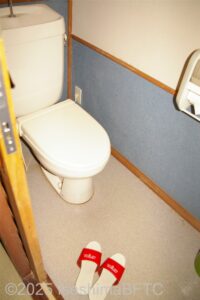男性用露天風呂　脱衣所の洋式トイレ