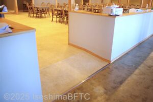 内側エリアへのスロープ