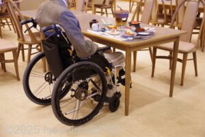 5階レストラン　車いすでの着席のようす