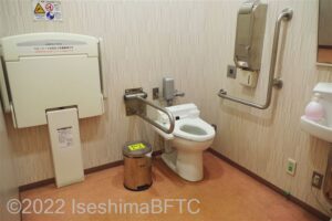 「ピエロ・ザ・サーカス」建物内車いす対応トイレ（男性用）