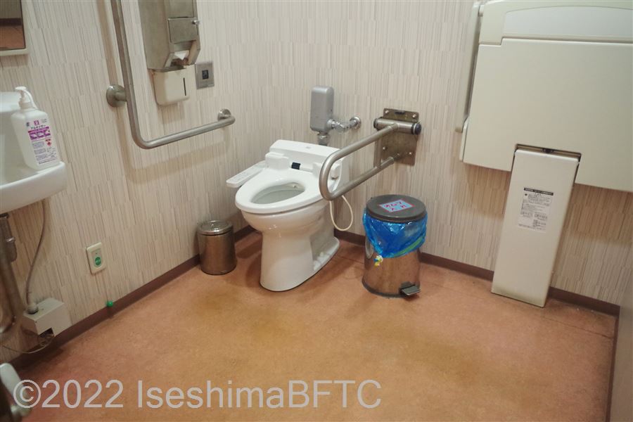 「ピエロ・ザ・サーカス」建物内車いす対応トイレ（女性用）