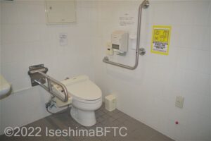 ひまわりの湯車いす対応トイレ　便器に向かって右側にＬ型固定手すり、左側にＵ型可動手すり