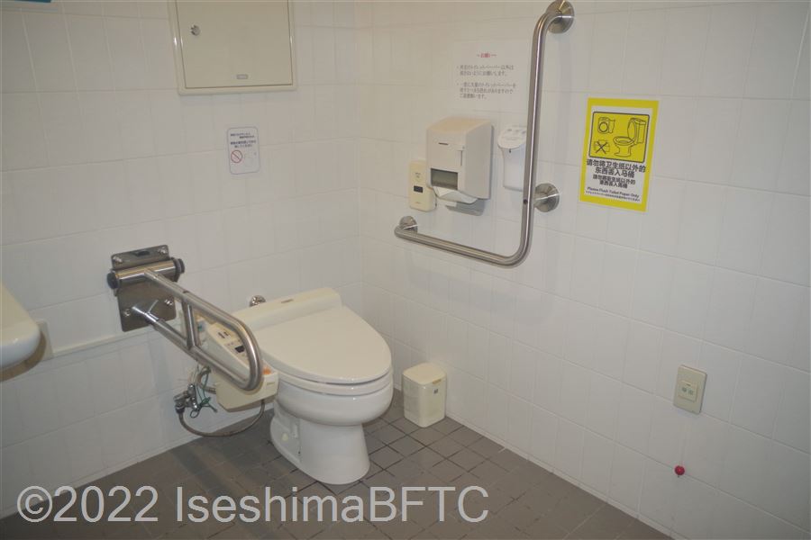 ひまわりの湯車いす対応トイレ　便器に向かって右側にＬ型固定手すり、左側にＵ型可動手すり