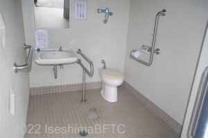 いざわのみや車いす対応トイレ　便器に向かって右側にＬ型固定手すり、左側にＵ型固定手すり