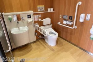 道の駅伊勢志摩車いす対応トイレ　便器に向かって右側にL型固定手すり、左側にU型可動手すり