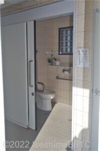アメニティ道路磯辺ステーション車いす対応トイレ入口