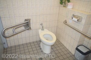 アメニティ道路磯辺ステーション車いす対応トイレ　便器に向かって右側にＬ型固定手すり、左側にＵ型可動手すり