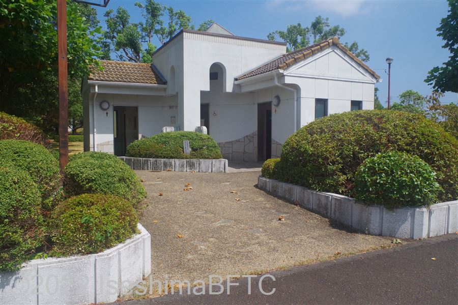 木場公園トイレ棟外観