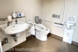 磯部ふれあい公園車いす対応トイレ　手洗いと便器
