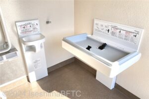 磯部ふれあい公園車いす対応トイレ　ベビーチェアとベビーシート