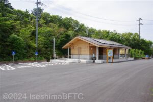 的矢あんしんトイレ　駐車場とトイレ建物