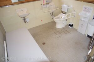 的矢あんしんトイレ　車いす対応トイレ大　ユニバーサルシートを下ろしたところ