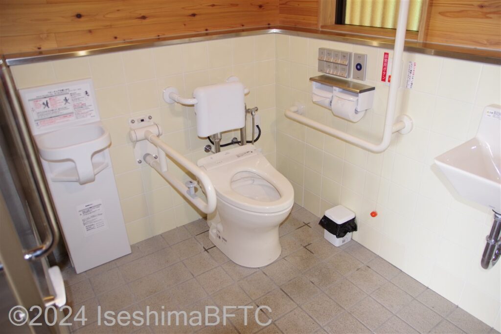 的矢あんしんトイレ　車いす対応トイレ小　入口からみて左奥に、よこ置きに便器。入口正面に洗面台