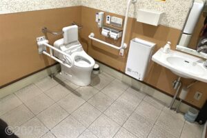 恵みの郷　志摩海道　車いす対応トイレ内部　入口からみて右奥に、たて置きに便器。入口からみて右手前に洗面台