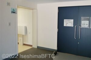 阿児アリーナ　オーシャンホール車いす対応トイレ入口