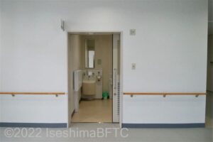 阿児アリーナ　ベイホール車いす対応トイレ入口