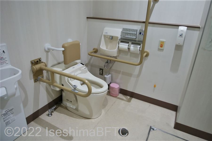阿児アリーナ　ベイホール車いす対応トイレ　便器まわりのようす