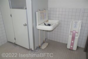 阿児ふるさと公園車いす対応トイレ　ベビーシートとベビーチェア