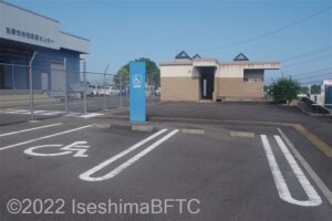 長沢小公園前公衆トイレ外観と駐車場