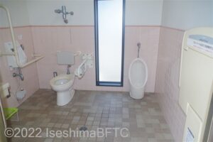 長沢小公園前車いす対応トイレ　入口からみて左奥に、たて置きに便器。入口からみて左手前に洗面台