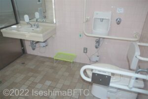 長沢小公園前車いす対応トイレ　便器に向かって右側にU型可動手すり、左側にL型固定手すり