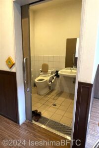 長太屋車いす対応トイレ入口