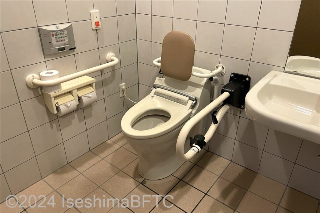 長太屋車いす対応トイレ　便器に向かって右側にU型可動手すり、左側によこI型手すり