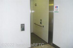 近鉄鵜方駅改札内車いす対応トイレ入口
