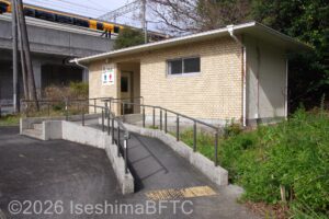 賢島駅南口駐車場トイレ棟入口スロープ