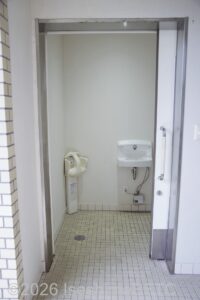 賢島駅南口駐車場車いす対応トイレ入口