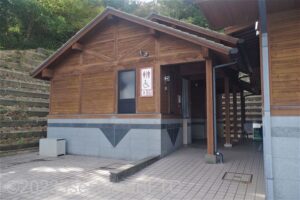 横山ビジターセンタートイレ棟外観