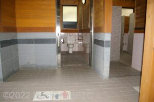 横山ビジターセンター車いす対応トイレ入口